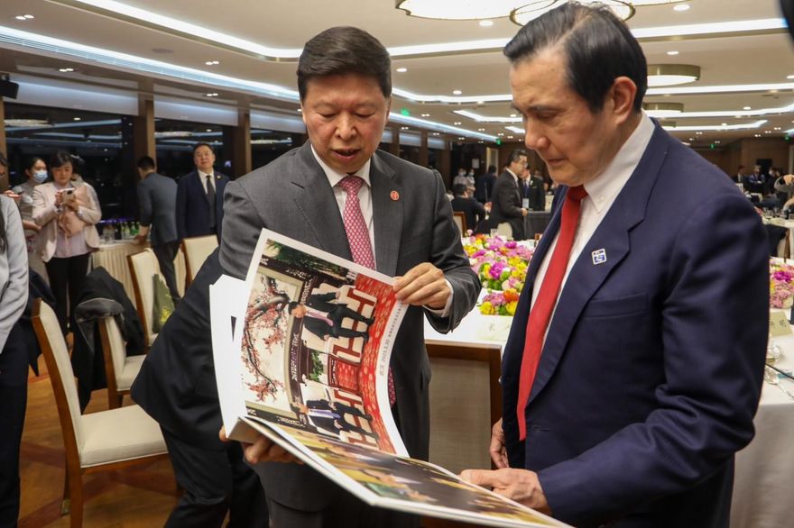 影/馬英九訪陸兩岸破冰 登「申城之光」遊艇 宋濤陪同觀賞黃浦江煙火燈光秀