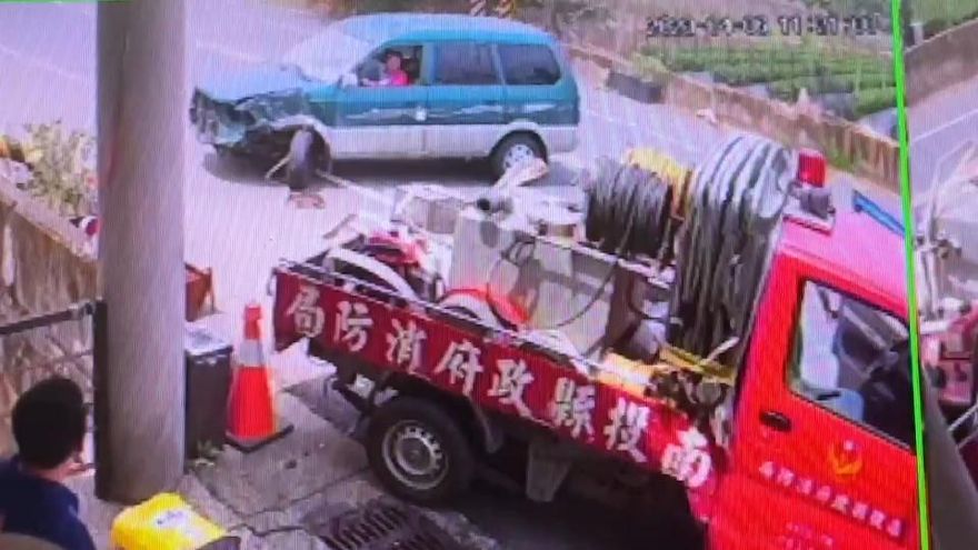 影/南投婦開車恍神衝消防隊！小隊長上車3秒就被撞　幸無人傷