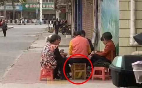 嫌麻煩？廣東大媽聚街邊打牌　竟將小孩直接「塞在凳子裡」