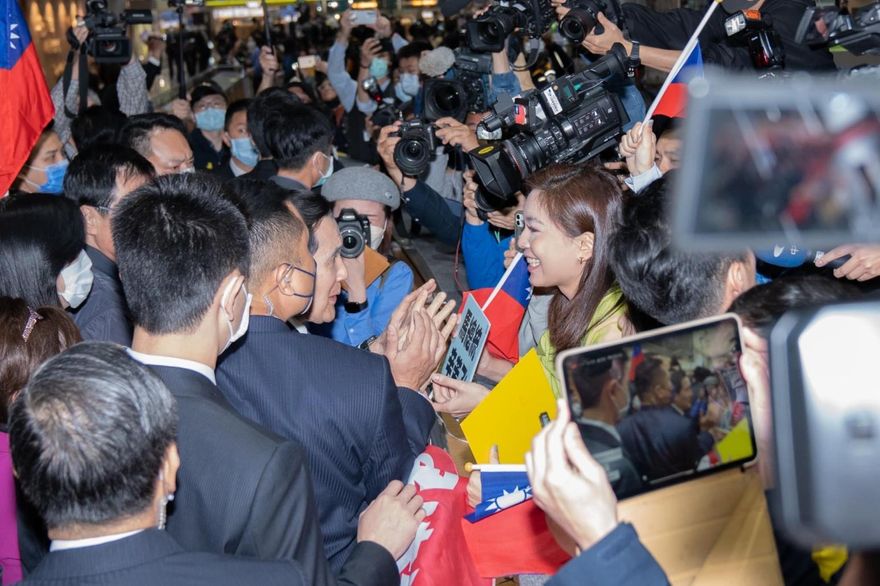 馬英九回來了！她獻出人生首次接機　高舉「馬總統辛苦了」展開超意外結局