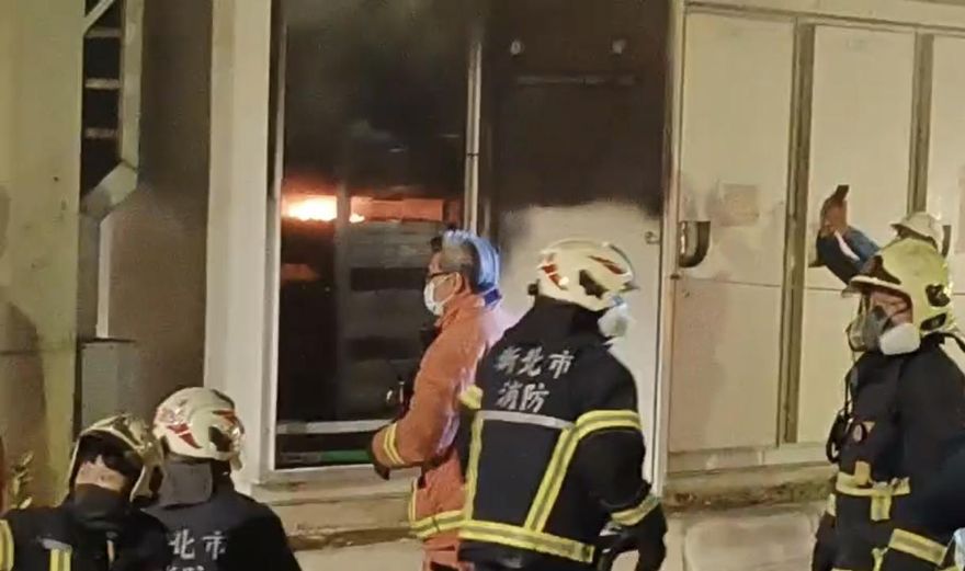 快訊/新店安坑輕軌火警　高架下電箱噴火花濃煙密佈