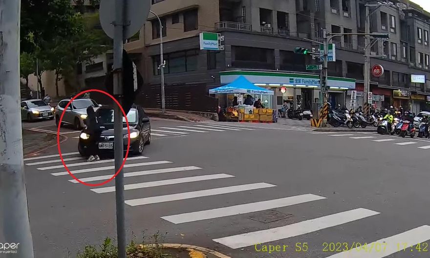 影/三寶不長眼，馬路如虎口！明知有人油門仍催落…她過個馬路挨撞「骨盆重摔著地」