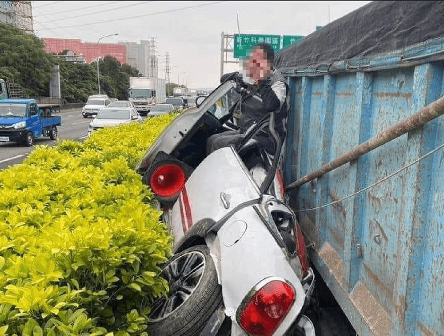影/天公庇佑！國1奪命車禍撞擊瞬間曝光　駕駛竟奇蹟撿回一命