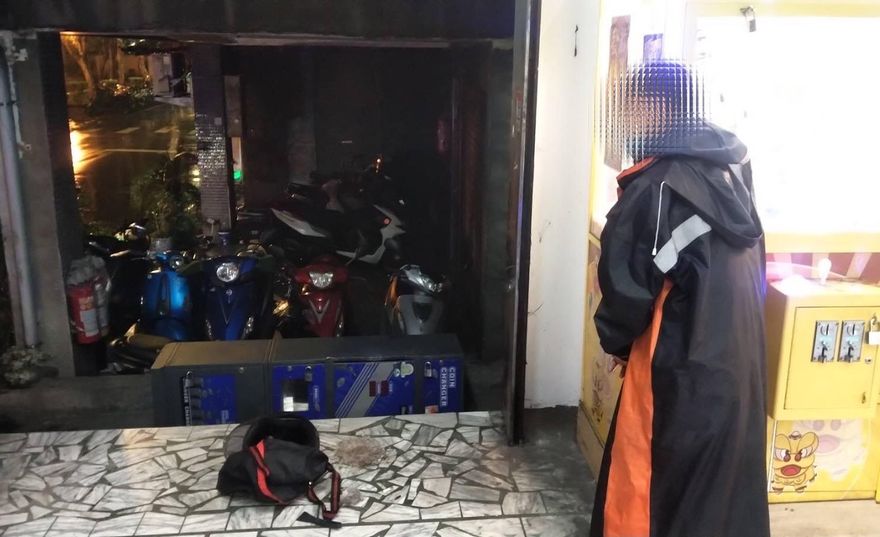 影/這麼講武德？笨賊偷娃娃機店兌幣機　大方狂敲猛打被住戶嫌「太吵」秒遭發現