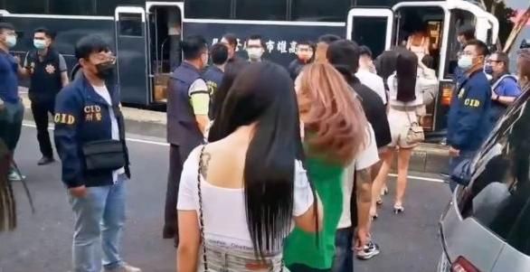 影/辣妹排隊上車！高雄檢警突襲「大帝國舞廳」　一票人帶走驗尿