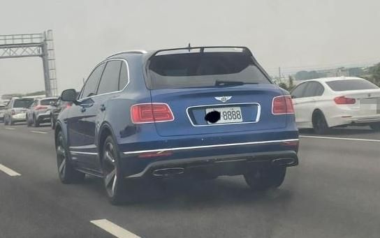 國道塞爆！民眾直擊「mini cooper」周遭空蕩蕩　行家一看照片秒懂