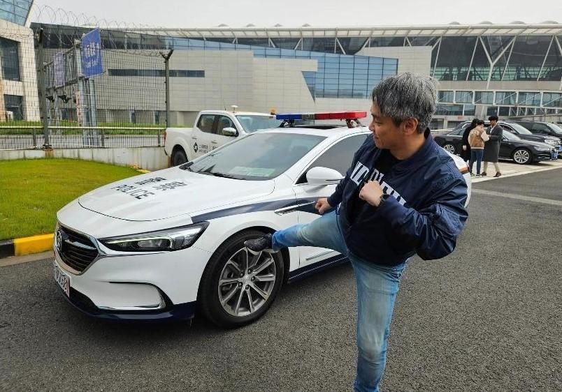 隨馬英九訪陸作勢「腳踹警車」喊「反攻大陸」　政大教授刪文反省「屁孩行為」