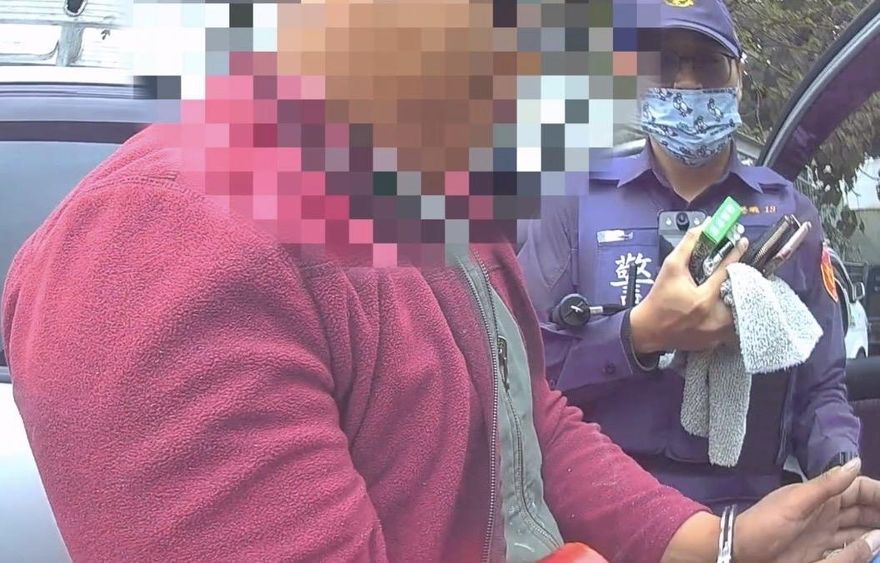 通緝犯遭警攔查下車狂奔百米　遭逮後交出這東西再多一罪