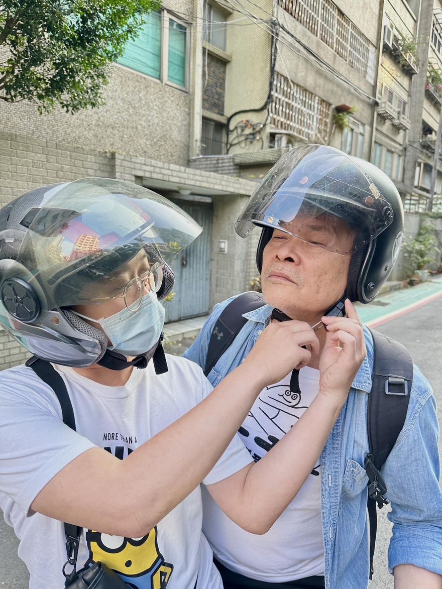 澎恰恰拚外送！父子騎車跑腿還債　心疼34歲兒：變負二代