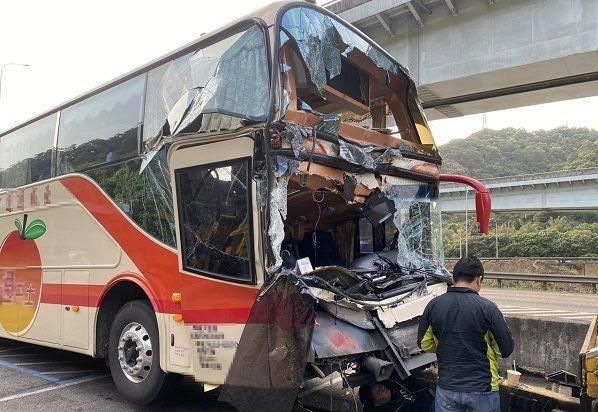 國1「客運追撞貨車」！1人下巴掛彩　車頭全毀慘況曝光