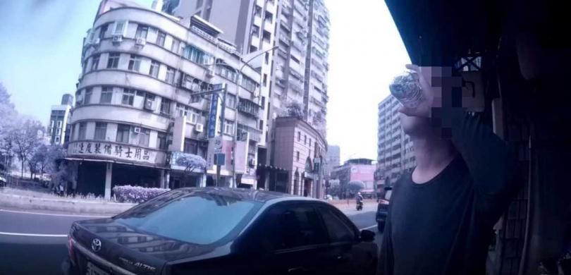 宿醉形同酒駕！男春酒晚宴狂喝　隔日騎車酒測值竟超標