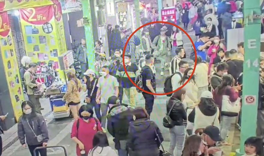 嗆警「來弄啊」！警西門町取締攤販開單　醉男鬧場踹倒警車遭逮
