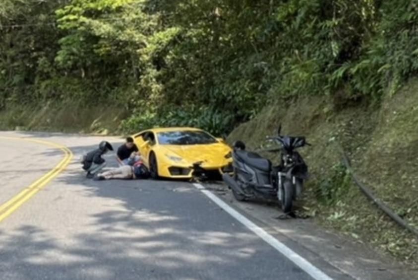 快訊/北宜公路藍寶堅尼擊落機車　騎士倒地受傷送醫