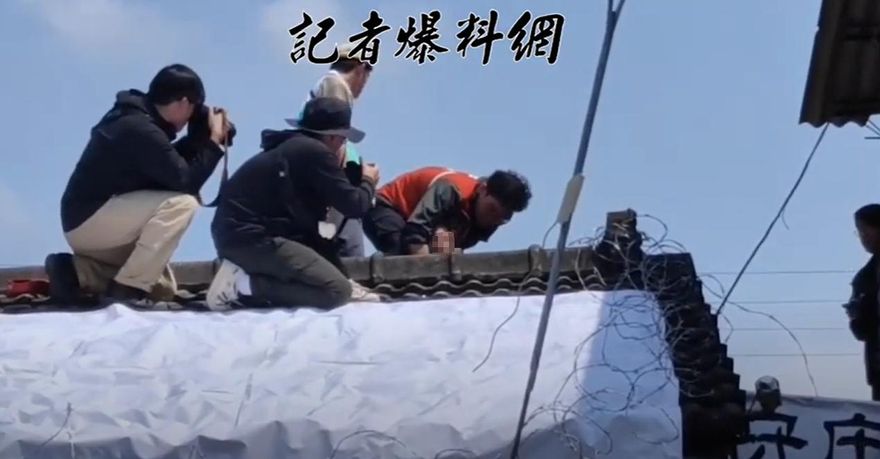 影/台中反拆屋還地「噴滅火器、放炮、爬屋頂」　1人不適送醫