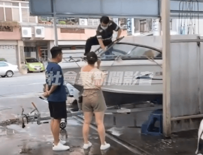 自助洗車場果真「無所不洗」！霸氣阿伯直接拖船來洗
