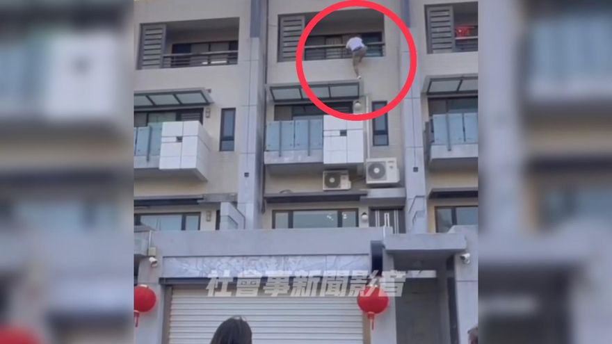 小孩、鑰匙一起忘在民宿裡！他「飛簷走壁到4樓」救出人