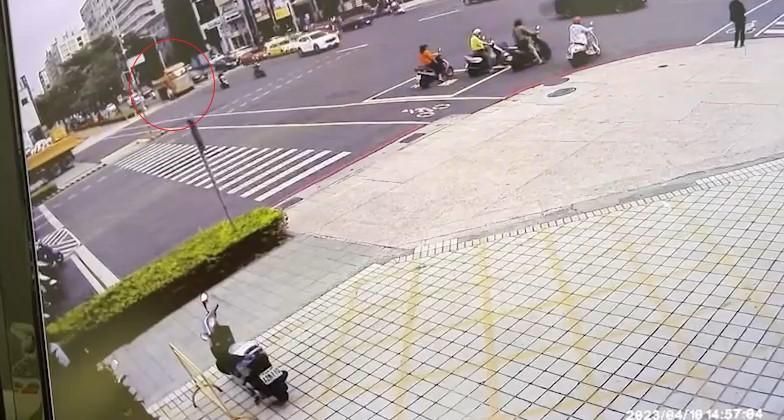 影/視線死角奪命！高雄曳引車輾機車、妻死夫傷　車禍影像曝