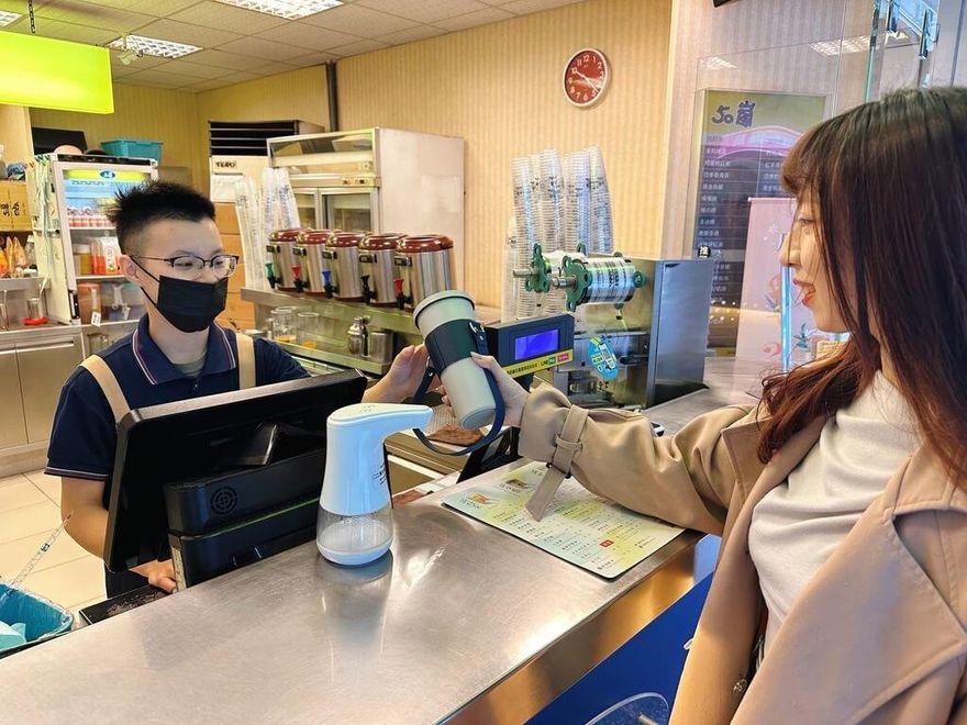 飲料妹叫客人「小姐」遭嗆「我有名有姓」　超慘還被客訴