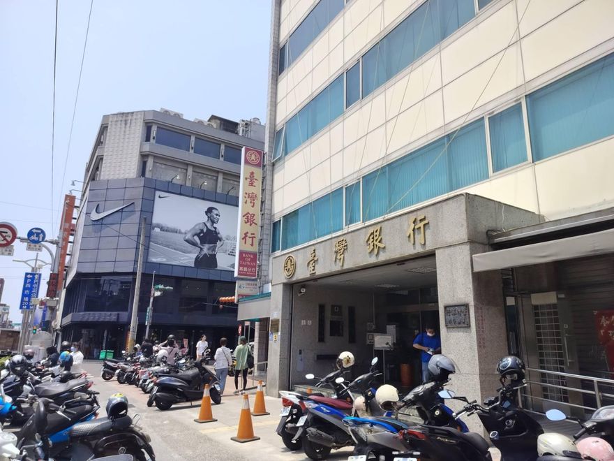 台銀嘉義分行驚傳槍響！　警員「誤觸板機、地板射出洞」將懲處