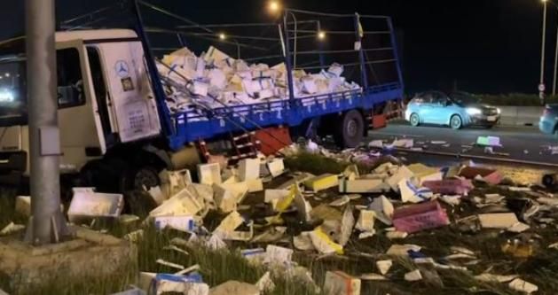 快訊/國1雲林西螺運魚車爆胎自撞　漁獲炸出「屍橫遍野」癱瘓國道