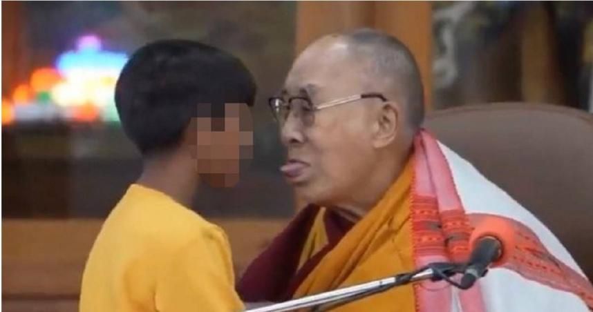 對男童說「吸我舌頭」達賴喇嘛遭撻伐　曝藏族「獨特禮儀」：微笑打招呼示好