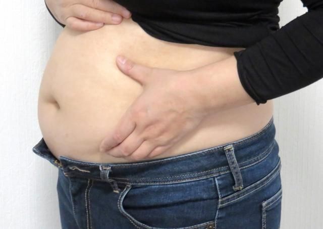 便祕胖20kg！醫剖腹驚見「1公尺巨蟒」器官全遭擠壓移位