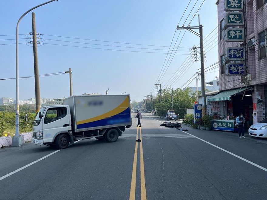 斗六貨車駕駛「雙黃線違規迴轉」　下一秒重機騎士拋飛倒地身亡