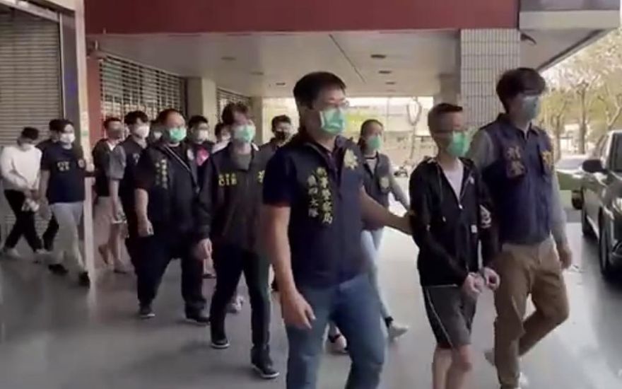 Line美女帥哥問候揪投資、狂吸上億　警抄33人還有賓士、保時捷