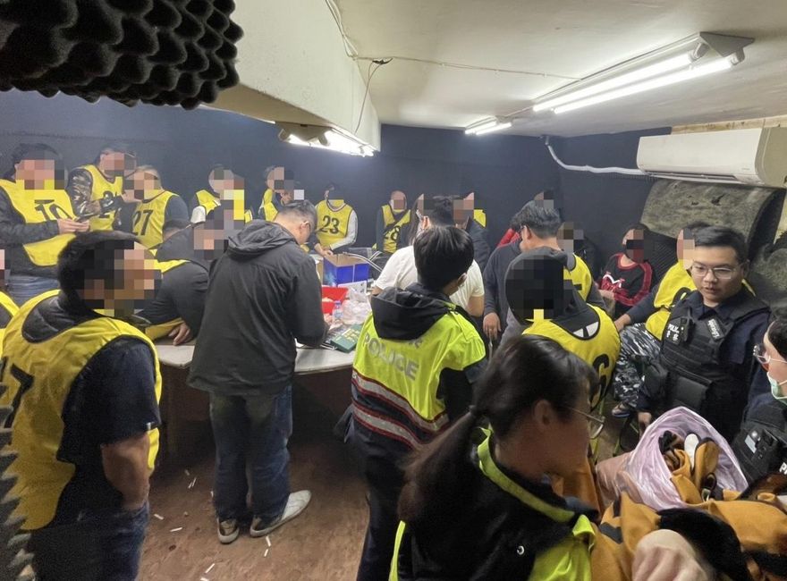 天九牌職業賭場隱身民宅地下室　警破門攻堅逮35人扣百萬賭資