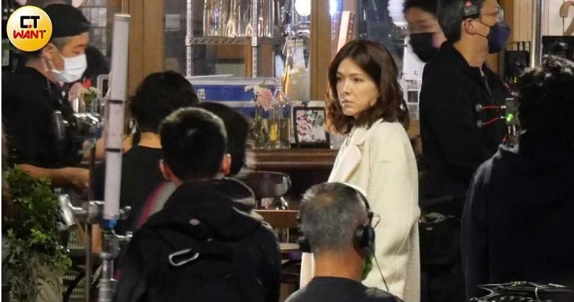 許瑋甯合作賀軍翔「片場互動曝光」！拍夜戲打哈欠露疲態