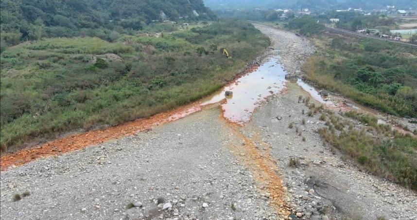 黑心廠商偷倒強酸廢液釀汙染！「河床滿江紅」波及3縣　疑有官員包庇