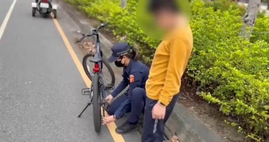 人美心善！「警界徐懷鈺」不怕弄髒手、助男童修好「落鏈鐵馬」
