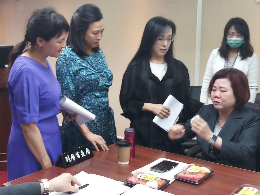 綠委批拍陳其邁馬屁　許銘春怒回：我不幹了可以吧！落淚離場