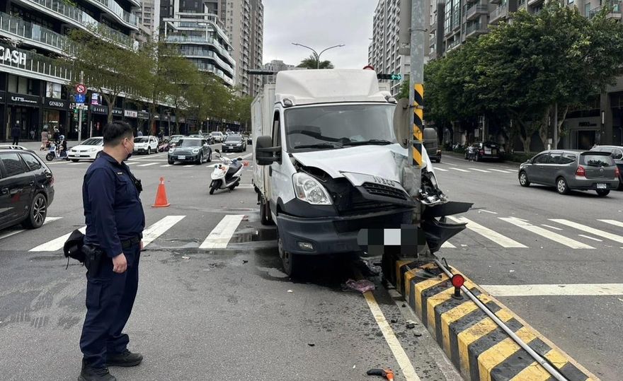 快訊/林口貨車自撞分隔島車頭全毀　駕駛失去意識送醫急救