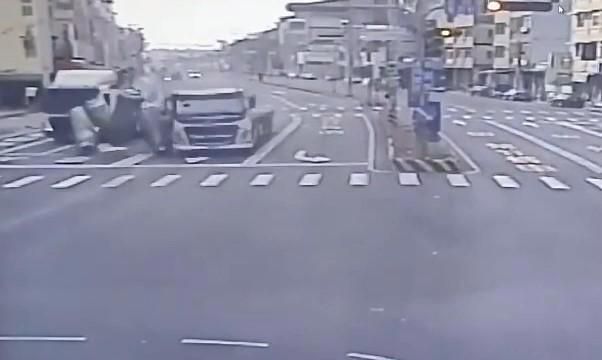 影/嚇死人！曳引車急煞9顆巨大鋼瓶應聲滾落　警方對駕駛開罰