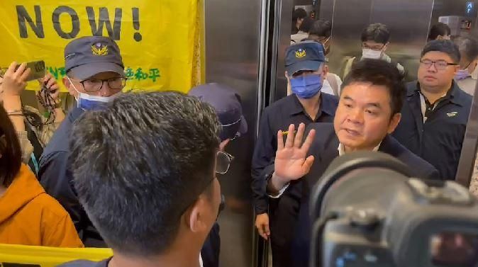 影/綠色和平闖立院要求排審《海保法》　莊瑞雄：找我抗議是搞錯對象