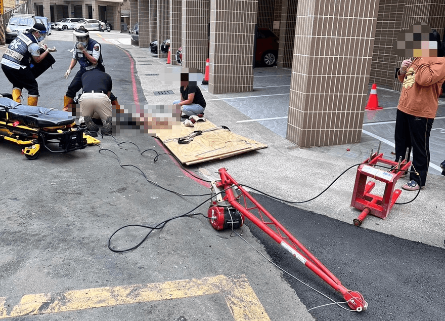 快訊／高雄小港工安意外釀1死！　工人高處隨吊車墜落送醫不治
