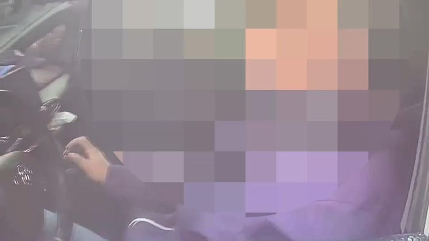 影/泊車點太威了！爛醉男停快車道睡覺　遭警破窗秒驚醒