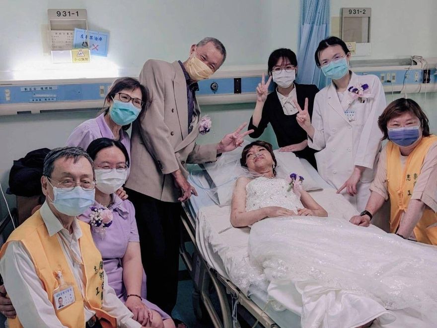 有洋蔥！深情男相戀29年癌末女友　她坐輪椅披婚紗病房圓夢