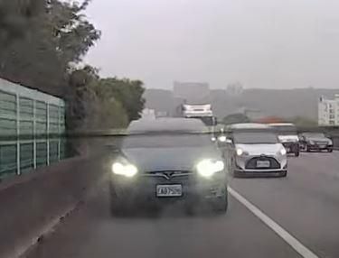 影/國道驚見「特斯拉惡劣狂閃大燈」！超車還拿雷射筆猛照　車主嗆：路肩不是超車道