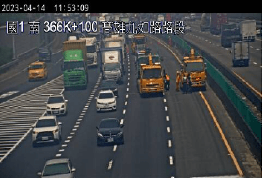 快訊/國1高雄鼎金南向路段驚傳3車追撞　1名司機受困、塞車嚴重紫爆