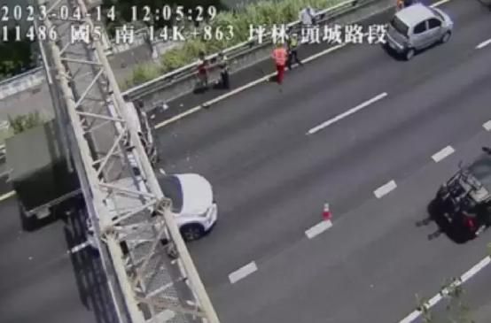 快訊／國5南向坪林路段驚傳3車追撞　高公局估時速不到40公里