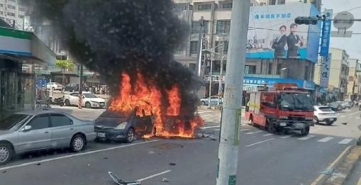 快訊／台南保時捷追撞車禍　2車陷「火燒車」淪為廢鐵