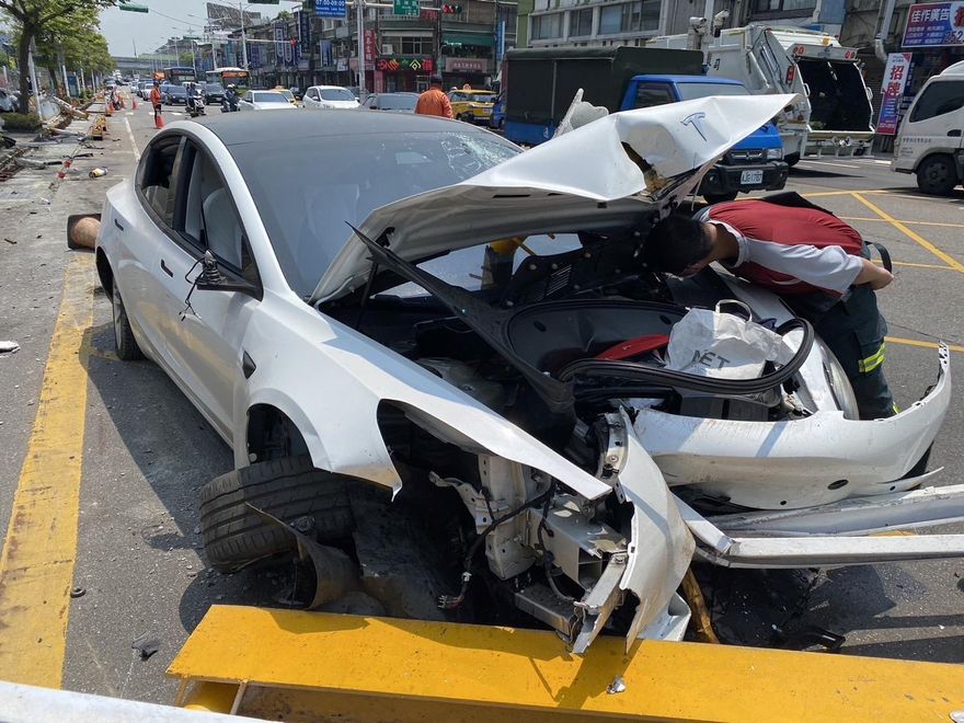 影/北市特斯拉逆襲！掃2機車再撞護欄、3人輕重傷　大小車都爛