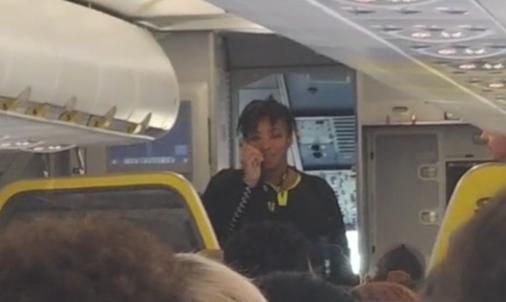 影/要服務？先付錢！美國廉航空姐幽默廣播　坦白「機上什麼都沒提供」