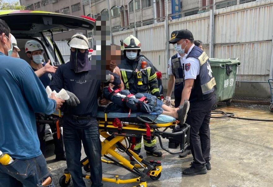 快訊/禍不單行！高雄工人焊接遭吊車撞擊　「鋼筋驚悚插腹」外加右手骨折