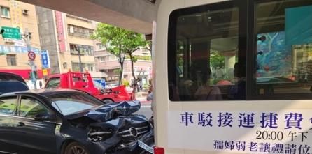 影/疑因恍神肇事！妙齡女開賓士猛撞前方接駁車　車頭毀損嚴重人奇蹟毫髮未傷