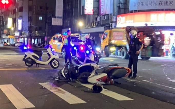 影/土城雙機車禍！2摩托車「左轉撞直行」倒地　雙方瘀血骨折多處擦挫傷送醫