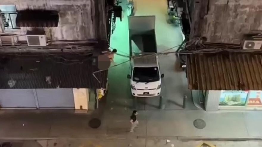 影/港男當街上演全裸跳樓狂奔引側目　網歪樓：有穿鞋最重要！