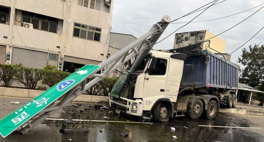 影/砂石車跟路牌兩敗俱傷！駕駛疑開車恍神「搖搖晃晃」出事　車頭全毀車身慘卡分隔島